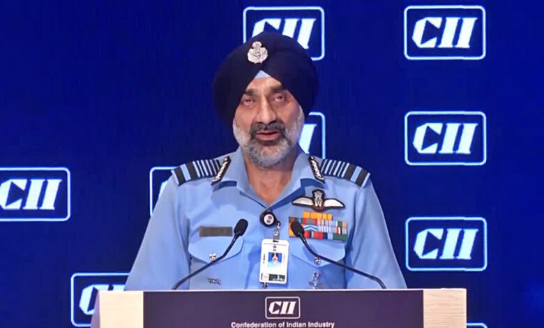 IAF प्रमुख ने रक्षा परियोजनाओं में देरी पर जताई चिंता, बोले: "एक भी परियोजना समय पर पूरी नहीं हुई"