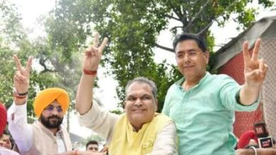 आप की डबल जीत से जश्न का माहौल