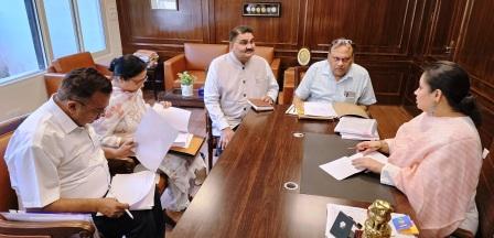 रिक्त पदों पर जल्द भर्ती, बेहतर चिकित्सा उपकरण होंगे हरियाणा के स्वास्थ्य केंद्रों में: मंत्री की समीक्षा बैठक