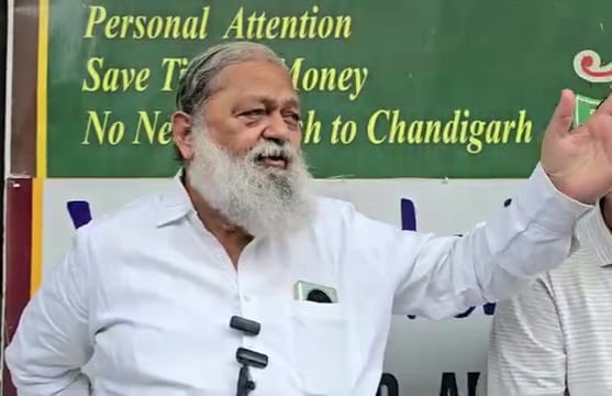 “कोई नहीं है मेरा” गाकर भावुक हुए हरियाणा के ऊर्जा मंत्री अनिल विज