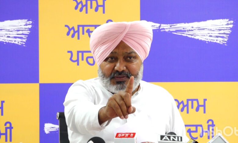 ड्रग माफिया को बचा रही हैं कांग्रेस और बीजेपी