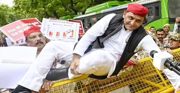 अखिलेश यादव ने फांदी बैरिकेडिंग, दिल्ली में विपक्ष का बड़ा प्रदर्शन