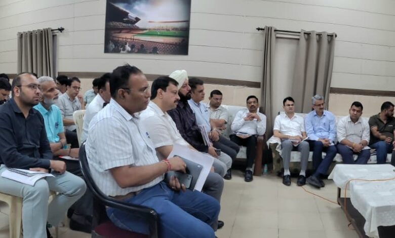 पानी निकासी के लिए पूरी ताकत से जुटे अधिकारी, पानी सीधा नाले-नालियों में जाए न कि किसी कालोनी में : अनिल विज