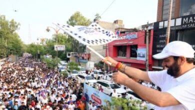 चंडीगढ़, 17 सितंबर -- हरियाणा के मुख्यमंत्री श्री नायब सिंह सैनी ने कहा कि स्वच्छता, नशा मुक्ति और स्वस्थ जीवन शैली को अब जनआंदोलन बनाना चाहिए। इस संकल्प को लेकर जनभागीदारी के साथ हम एक मजबूत राष्ट्र का निर्माण कर सकेंगे। उन्होंने यह बात बुधवार की सुबह रोहतक में मानसरोवर पार्क के समीप प्रधानमंत्री श्री नरेंद्र मोदी के जन्मदिन के उपलक्ष्य में ड्रग फ्री हरियाणा थीम को लेकर आयोजित नमो मैराथन में पहुंचे युवाओं को संबोधित करते हुए कही। मुख्यमंत्री ने अल सुबह रोहतक में स्वयं श्रमदान कर स्वच्छता अभियान की शुरुआत की। नमो मैराथन से पहले उन्होंने मानसरोवर पार्क में पौधरोपण कर पर्यावरण संरक्षण का संदेश दिया। श्री नायब सिंह सैनी ने प्रदेशवासियों की ओर से प्रधानमंत्री श्री नरेंद्र मोदी को जन्मदिन की शुभकामनाएं दी। उन्होंने नमो मैराथन में उमड़ी युवा शक्ति को संबोधित करते हुए कहा कि आज का दिन, समर्पण, सेवा और राष्ट्र निर्माण की भावना का उत्सव है। प्रधानमंत्री का जीवन हम सभी के लिए प्रेरणा है। साधारण पृष्ठभूमि से असाधारण नेतृत्व की जीवन यात्रा हम सबके लिए प्रेरणा है। हमें ऐसे ऊर्जावान व्यक्तित्व पर गर्व है जिनके लिए नेतृत्व पद नहीं बल्कि सेवा, त्याग और ईमानदारी है। उनके नेतृत्व में भारत ने आत्मनिर्भरता, नवाचार और समावेशी विकास की दिशा में अभूतपूर्व प्रगति की है और वैश्विक मंच पर देश को नई पहचान मिली। मुख्यमंत्री ने कहा कि प्रधानमंत्री श्री नरेंद्र मोदी के नेतृत्व में हमारी डबल इंजन सरकार ने नारी सशक्तिकरण को प्राथमिकता देते हुए उल्लेखनीय कार्य किया है। बेटी बचाओ-बेटी पढ़ाओ, उज्ज्वला योजना, मातृ वंदना योजना व स्वयं सहायता समूहों के माध्यम से नारी शक्ति को सशक्त बनाने का कार्य किया है। उन्होंने नमो मैराथन को नशामुक्त समाज की दिशा में महत्वपूर्ण कदम बताया। उन्होंने कहा कि युवा शक्ति को नशे से दूर कर खेल और फिटनेस की ओर ले जाना ही इस अभियान का उद्देश्य है। उन्होंने कार्यक्रम में पहुंचे लोगों से पर्यावरण संरक्षण के लिए आगे आने का आह्वान भी किया। “एक पेड़ मां के नाम” अभियान के तहत पौधारोपण को धरती मां के सम्मान और आने वाली पीढ़ियों के भविष्य की सुरक्षा का संकल्प बताया। इससे पहले उन्होंने स्वयं श्रमदान कर स्वच्छता अभियान की शुरुआत की। उन्होंने कहा कि स्वच्छता केवल सफाई कर्मचारियों की जिम्मेदारी नहीं, बल्कि हर नागरिक का कर्तव्य है। प्रधानमंत्री श्री नरेंद्र मोदी द्वारा प्रारंभ किया गया स्वच्छ भारत मिशन आज जन आंदोलन का रूप ले चुका है। मुख्यमंत्री ने कार्यक्रम में पहुंचे युवाओं को नशा मुक्ति की शपथ भी दिलवाई। इस अवसर पर पूर्व मंत्री श्री मनीष ग्रोवर, रोहतक के मेयर श्री राम अवतार वाल्मीकि सहित अन्य गणमान्य व्यक्ति भी मौजूद रहे।