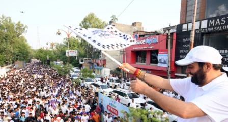 चंडीगढ़, 17 सितंबर -- हरियाणा के मुख्यमंत्री श्री नायब सिंह सैनी ने कहा कि स्वच्छता, नशा मुक्ति और स्वस्थ जीवन शैली को अब जनआंदोलन बनाना चाहिए। इस संकल्प को लेकर जनभागीदारी के साथ हम एक मजबूत राष्ट्र का निर्माण कर सकेंगे। उन्होंने यह बात बुधवार की सुबह रोहतक में मानसरोवर पार्क के समीप प्रधानमंत्री श्री नरेंद्र मोदी के जन्मदिन के उपलक्ष्य में ड्रग फ्री हरियाणा थीम को लेकर आयोजित नमो मैराथन में पहुंचे युवाओं को संबोधित करते हुए कही। मुख्यमंत्री ने अल सुबह रोहतक में स्वयं श्रमदान कर स्वच्छता अभियान की शुरुआत की। नमो मैराथन से पहले उन्होंने मानसरोवर पार्क में पौधरोपण कर पर्यावरण संरक्षण का संदेश दिया। श्री नायब सिंह सैनी ने प्रदेशवासियों की ओर से प्रधानमंत्री श्री नरेंद्र मोदी को जन्मदिन की शुभकामनाएं दी। उन्होंने नमो मैराथन में उमड़ी युवा शक्ति को संबोधित करते हुए कहा कि आज का दिन, समर्पण, सेवा और राष्ट्र निर्माण की भावना का उत्सव है। प्रधानमंत्री का जीवन हम सभी के लिए प्रेरणा है। साधारण पृष्ठभूमि से असाधारण नेतृत्व की जीवन यात्रा हम सबके लिए प्रेरणा है। हमें ऐसे ऊर्जावान व्यक्तित्व पर गर्व है जिनके लिए नेतृत्व पद नहीं बल्कि सेवा, त्याग और ईमानदारी है। उनके नेतृत्व में भारत ने आत्मनिर्भरता, नवाचार और समावेशी विकास की दिशा में अभूतपूर्व प्रगति की है और वैश्विक मंच पर देश को नई पहचान मिली। मुख्यमंत्री ने कहा कि प्रधानमंत्री श्री नरेंद्र मोदी के नेतृत्व में हमारी डबल इंजन सरकार ने नारी सशक्तिकरण को प्राथमिकता देते हुए उल्लेखनीय कार्य किया है। बेटी बचाओ-बेटी पढ़ाओ, उज्ज्वला योजना, मातृ वंदना योजना व स्वयं सहायता समूहों के माध्यम से नारी शक्ति को सशक्त बनाने का कार्य किया है। उन्होंने नमो मैराथन को नशामुक्त समाज की दिशा में महत्वपूर्ण कदम बताया। उन्होंने कहा कि युवा शक्ति को नशे से दूर कर खेल और फिटनेस की ओर ले जाना ही इस अभियान का उद्देश्य है। उन्होंने कार्यक्रम में पहुंचे लोगों से पर्यावरण संरक्षण के लिए आगे आने का आह्वान भी किया। “एक पेड़ मां के नाम” अभियान के तहत पौधारोपण को धरती मां के सम्मान और आने वाली पीढ़ियों के भविष्य की सुरक्षा का संकल्प बताया। इससे पहले उन्होंने स्वयं श्रमदान कर स्वच्छता अभियान की शुरुआत की। उन्होंने कहा कि स्वच्छता केवल सफाई कर्मचारियों की जिम्मेदारी नहीं, बल्कि हर नागरिक का कर्तव्य है। प्रधानमंत्री श्री नरेंद्र मोदी द्वारा प्रारंभ किया गया स्वच्छ भारत मिशन आज जन आंदोलन का रूप ले चुका है। मुख्यमंत्री ने कार्यक्रम में पहुंचे युवाओं को नशा मुक्ति की शपथ भी दिलवाई। इस अवसर पर पूर्व मंत्री श्री मनीष ग्रोवर, रोहतक के मेयर श्री राम अवतार वाल्मीकि सहित अन्य गणमान्य व्यक्ति भी मौजूद रहे।