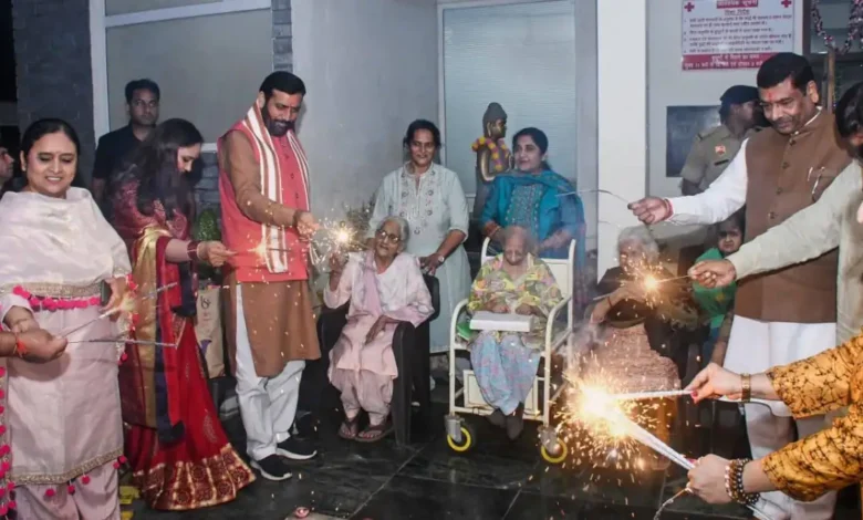 मुख्यमंत्री नायब सिंह सैनी ने वृद्धाश्रम में मनाया दीपोत्सव, बुजुर्गों संग बांटी खुशियाँ