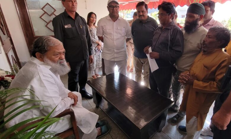 एजेंट के जाल में फंसे दो युवा रूस से डिपोर्ट होकर लौटे -मंत्री विज को दी शिकायत, पुलिस को सख्त कार्रवाई के निर्देश