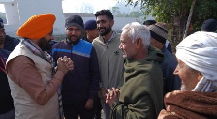 जींद के गांव ईंटल में अचानक रुके मुख्यमंत्री
