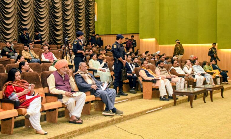 अमित शाह का संसद भाषण बड़ी स्क्रीन पर सुनते दिखे नायब सैनी